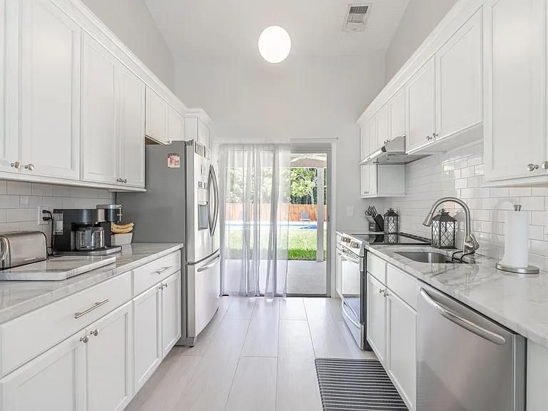 For Sale: $425,000 (3 beds, 2 baths, 1272 Square Feet)