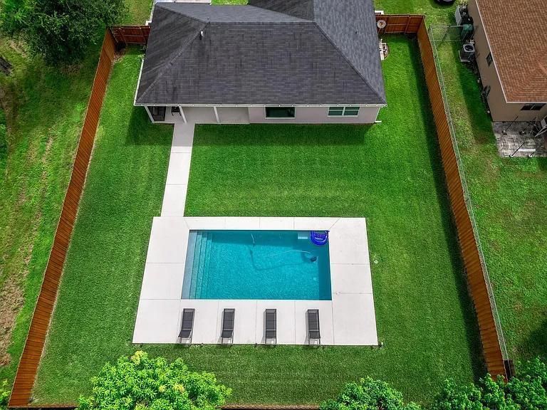 For Sale: $425,000 (3 beds, 2 baths, 1272 Square Feet)