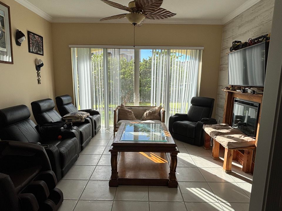 For Sale: $379,900 (2 beds, 2 baths, 1989 Square Feet)