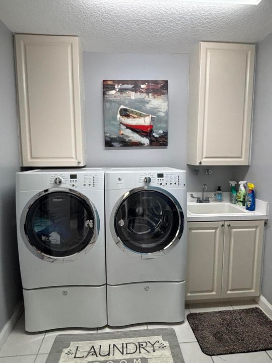 For Sale: $379,900 (2 beds, 2 baths, 1989 Square Feet)