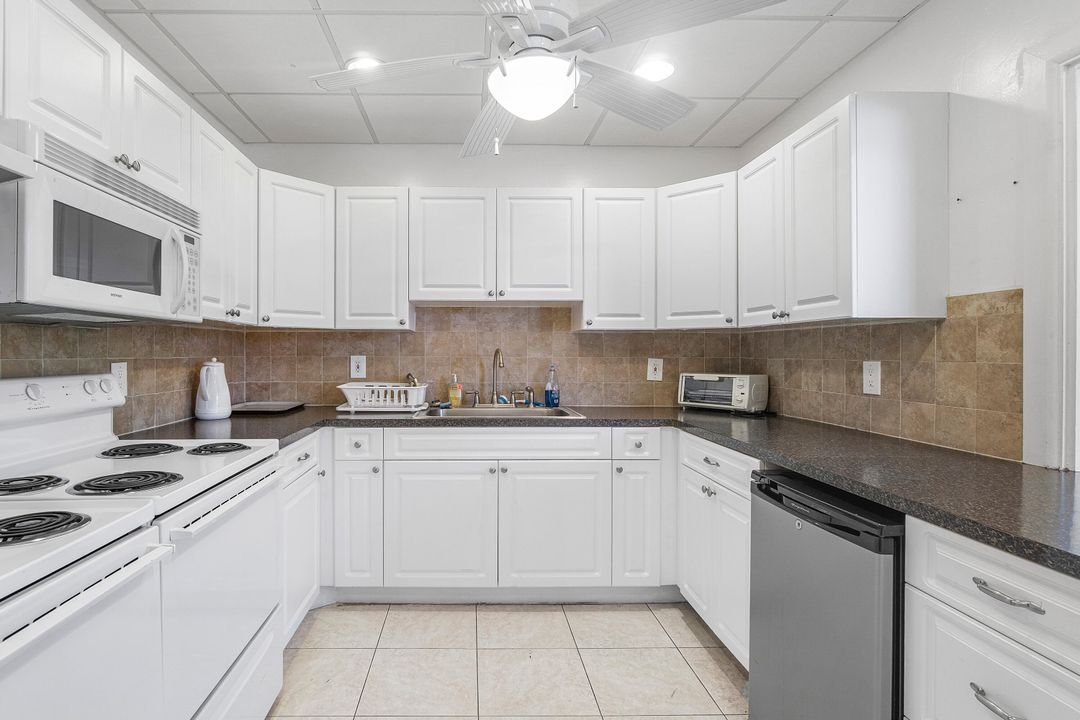 For Sale: $99,000 (2 beds, 2 baths, 860 Square Feet)