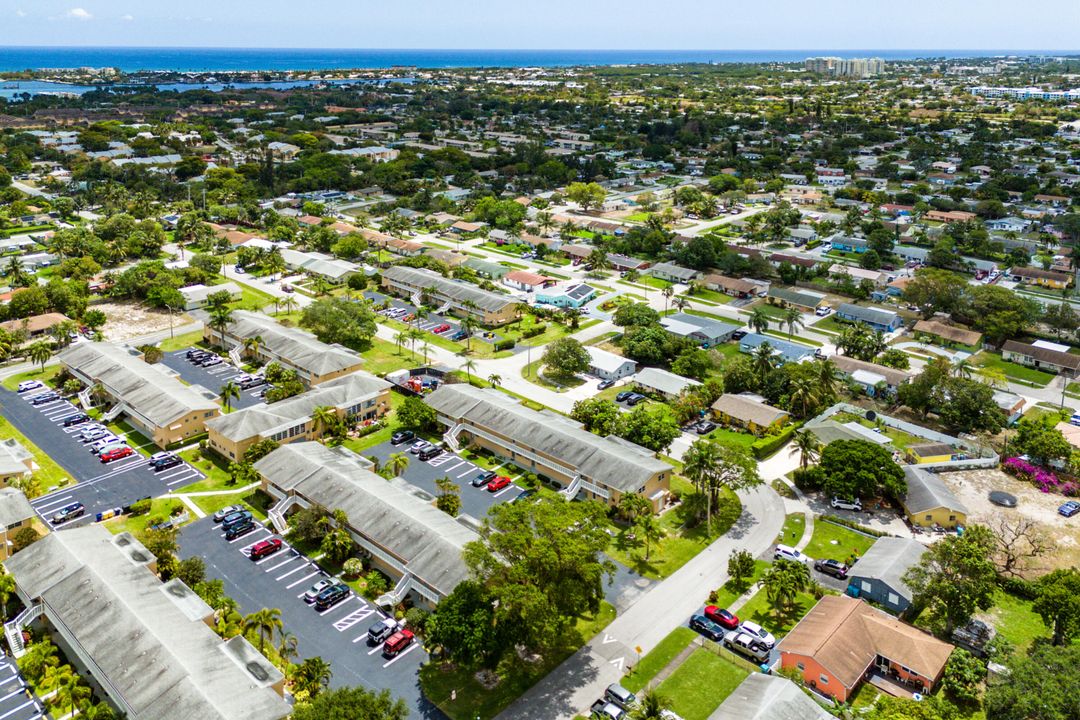 For Sale: $99,000 (2 beds, 2 baths, 860 Square Feet)