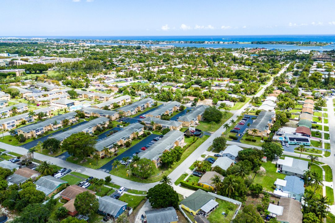 For Sale: $99,000 (2 beds, 2 baths, 860 Square Feet)