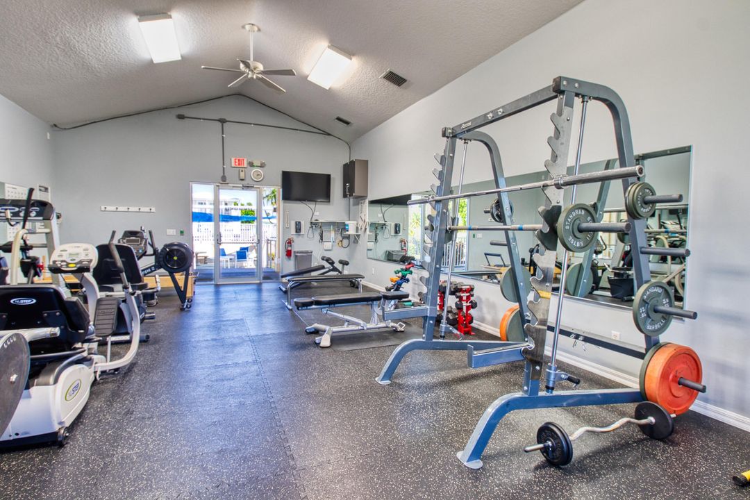 For Sale: $409,000 (2 beds, 2 baths, 700 Square Feet)