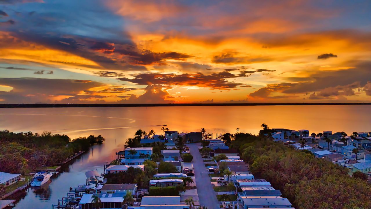 For Sale: $409,000 (2 beds, 2 baths, 700 Square Feet)