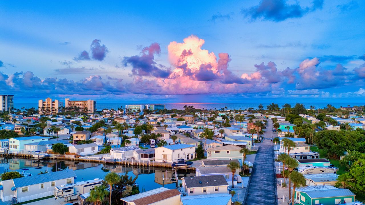 For Sale: $409,000 (2 beds, 2 baths, 700 Square Feet)