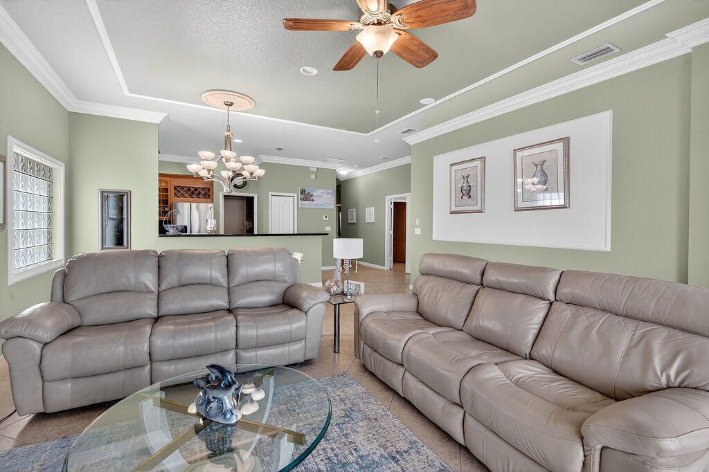 合同活跃: $3,500 (3 贝兹, 2 浴室, 1613 平方英尺)