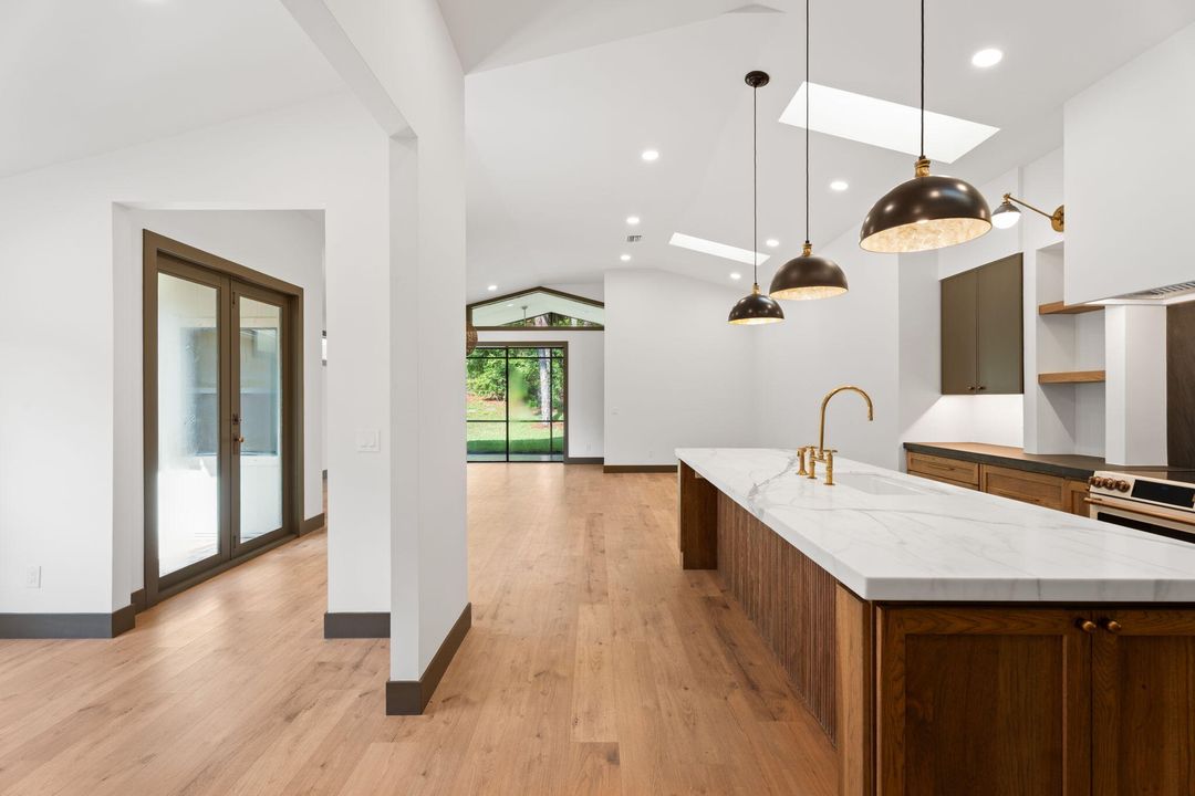 Active With Contract: $4,000 (2 beds, 2 baths, 1623 Square Feet)