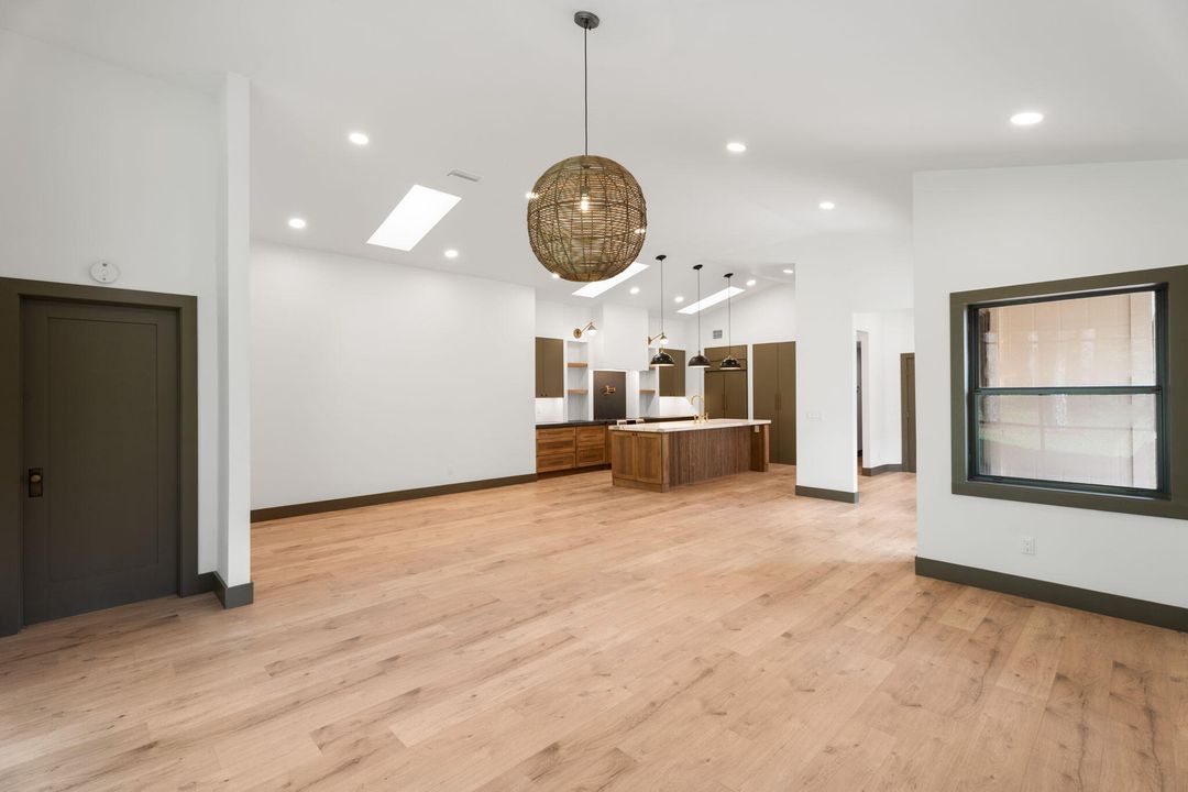 Active With Contract: $4,000 (2 beds, 2 baths, 1623 Square Feet)