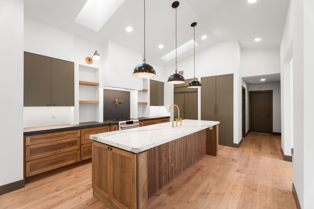 Active With Contract: $4,000 (2 beds, 2 baths, 1623 Square Feet)