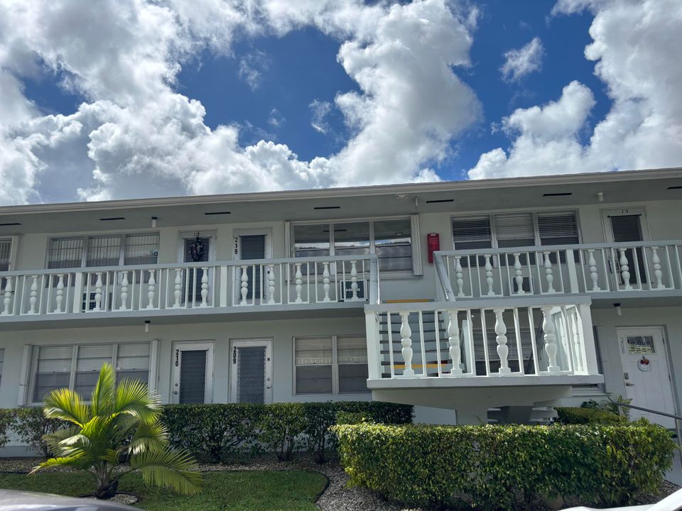 For Sale: $79,500 (1 beds, 1 baths, 585 Square Feet)