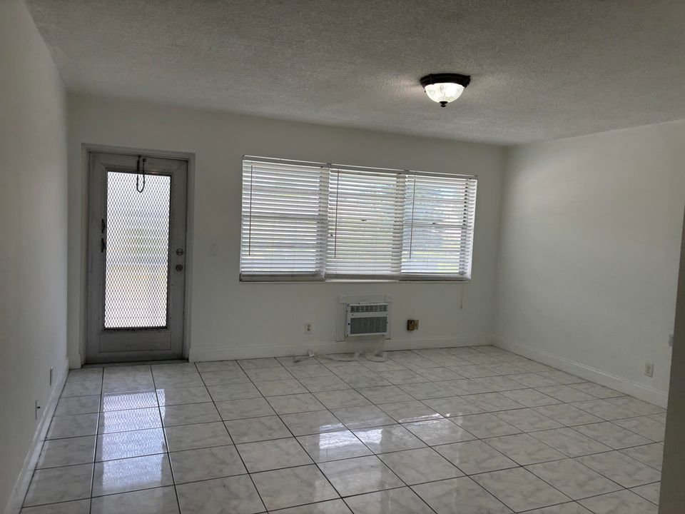 For Sale: $79,500 (1 beds, 1 baths, 585 Square Feet)