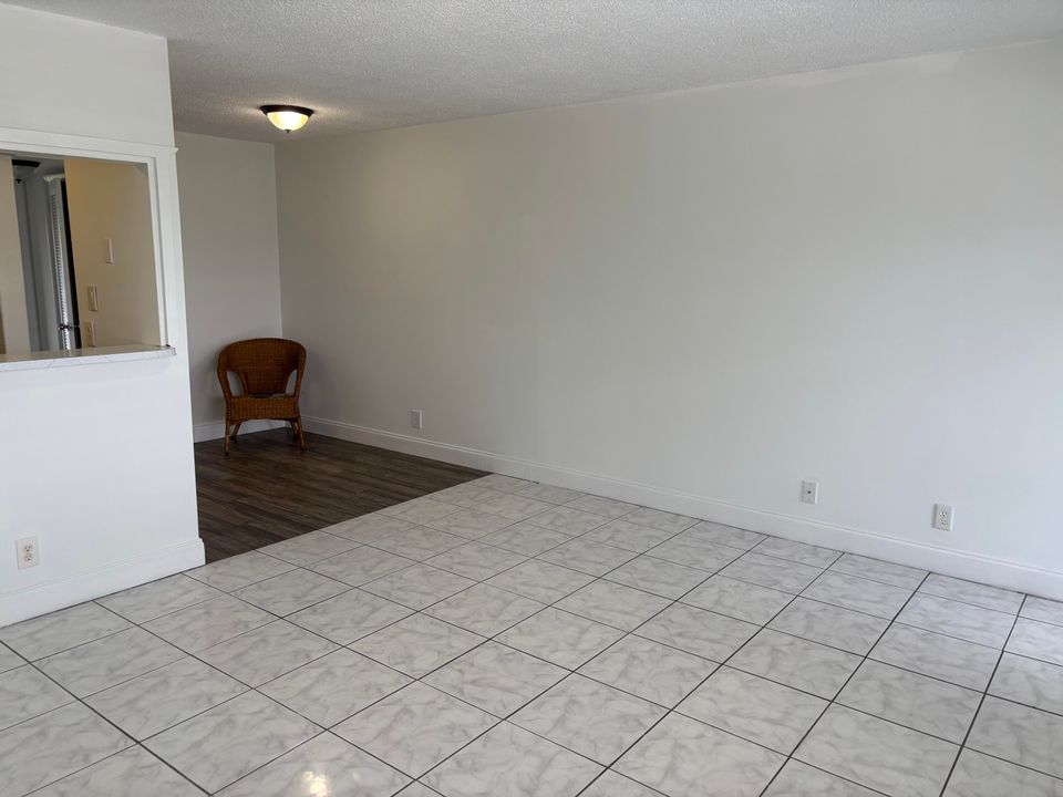 For Sale: $79,500 (1 beds, 1 baths, 585 Square Feet)