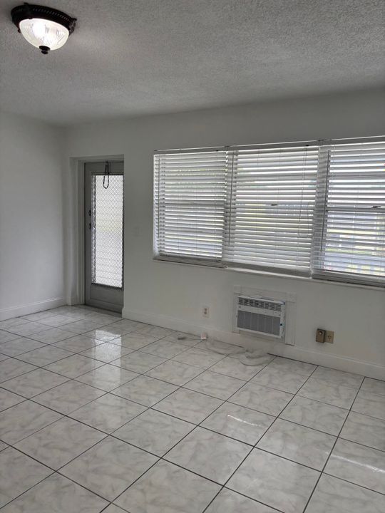 For Sale: $79,500 (1 beds, 1 baths, 585 Square Feet)