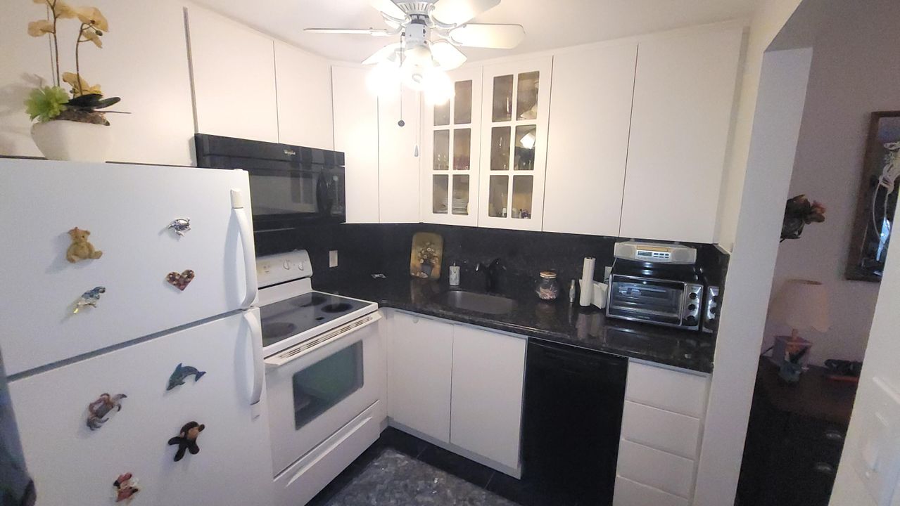 待售: $74,900 (1 贝兹, 1 浴室, 702 平方英尺)