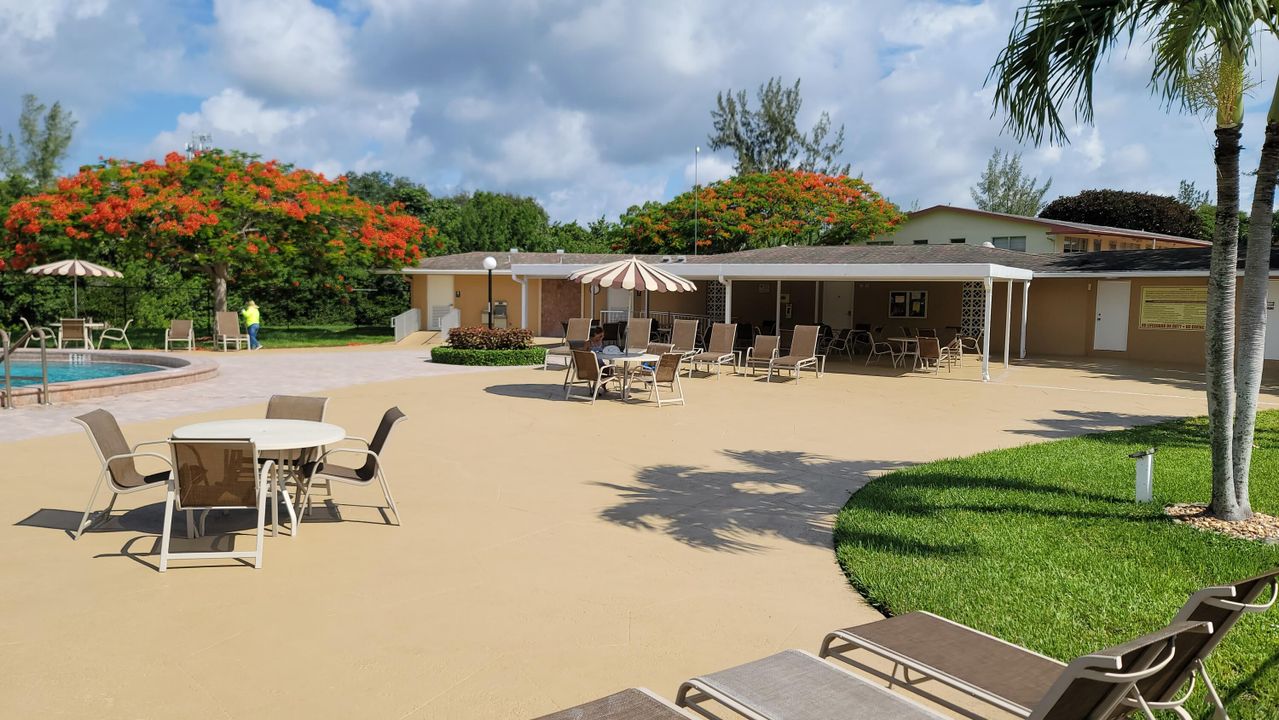 待售: $74,900 (1 贝兹, 1 浴室, 702 平方英尺)