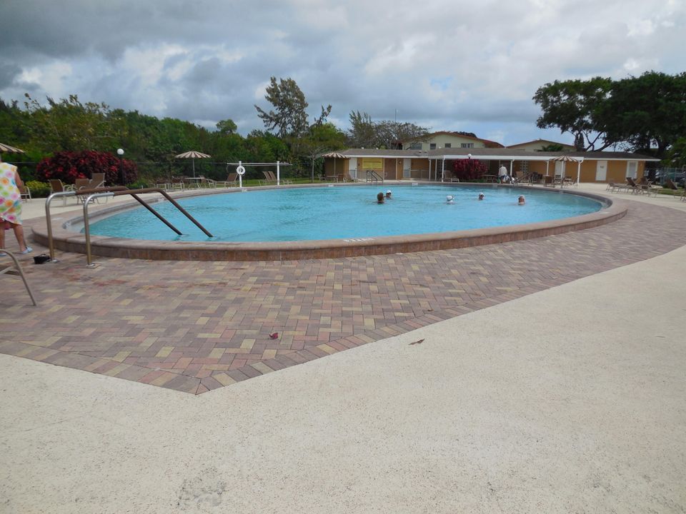 待售: $74,900 (1 贝兹, 1 浴室, 702 平方英尺)