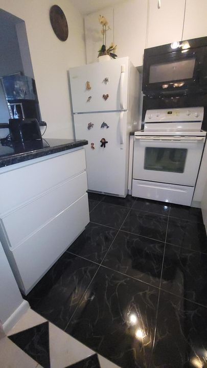 待售: $74,900 (1 贝兹, 1 浴室, 702 平方英尺)