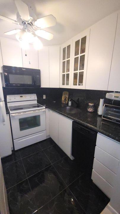 待售: $74,900 (1 贝兹, 1 浴室, 702 平方英尺)