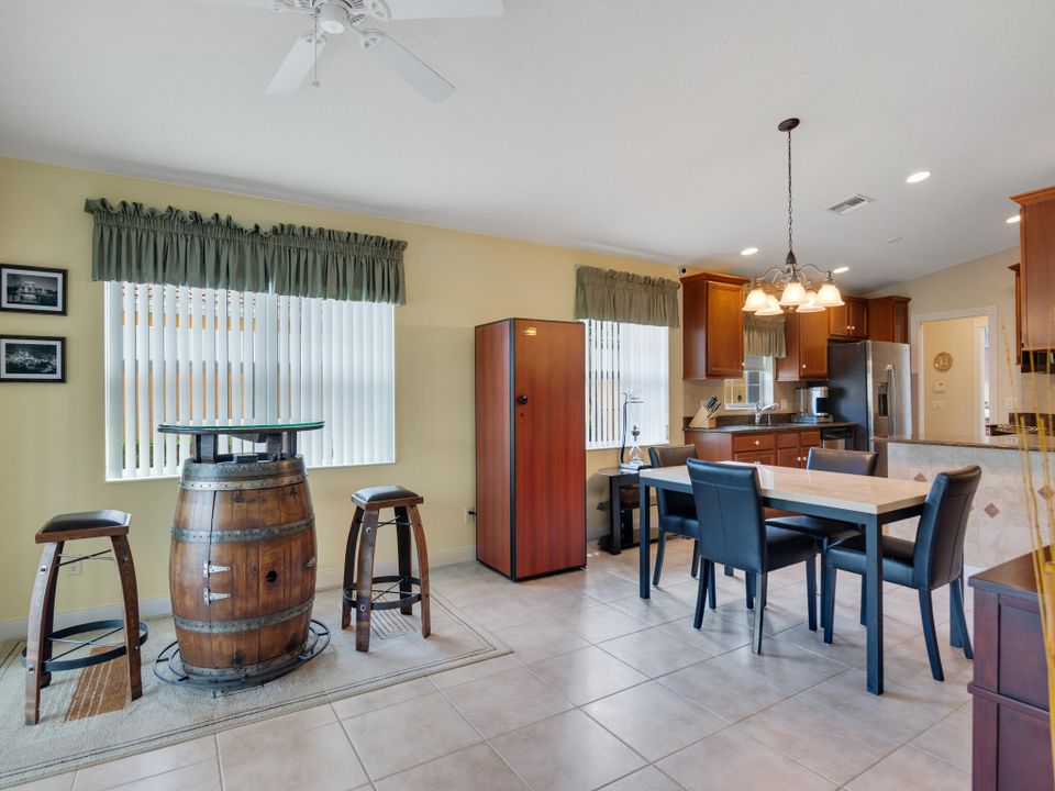 На продажу: $382,500 (2 спален, 2 ванн, 1540 Квадратных фут)