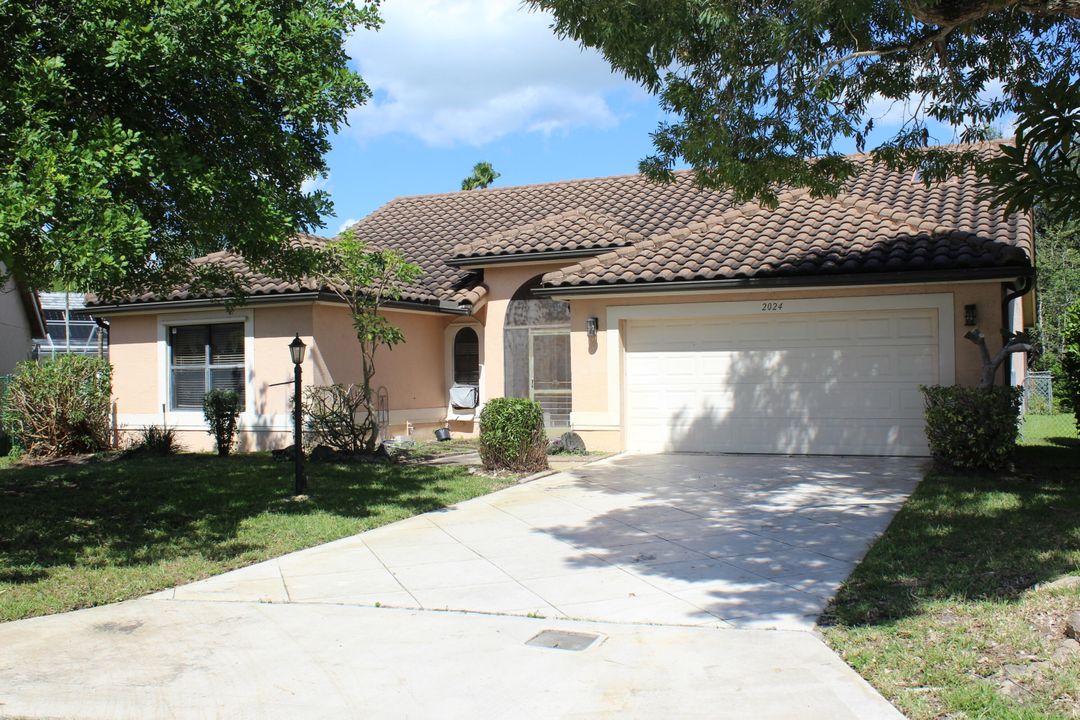 Recently Sold: $490,000 (3 beds, 2 baths, 2323 Square Feet)