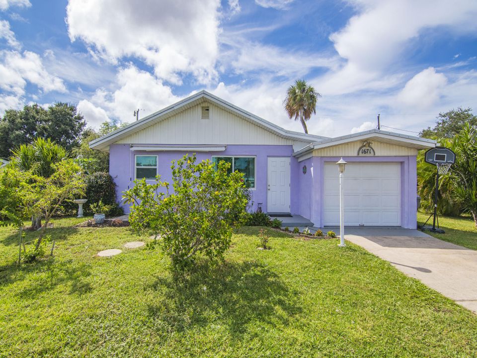 For Sale: $299,950 (2 beds, 1 baths, 1159 Square Feet)