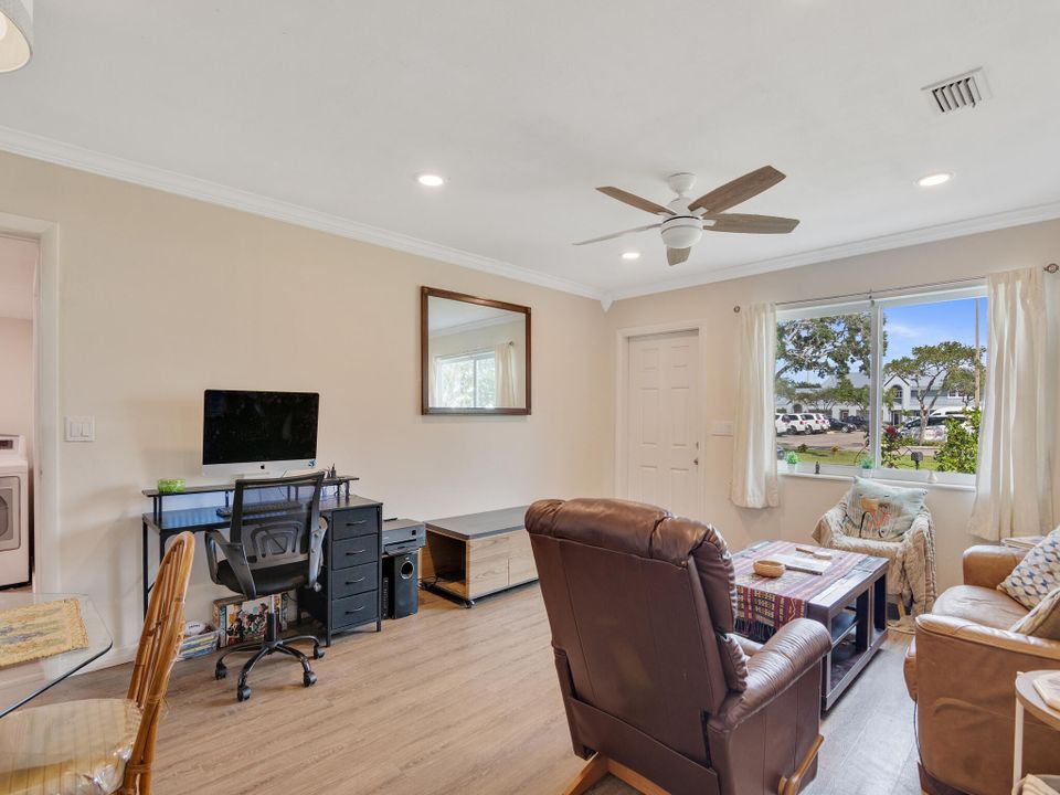 For Sale: $299,950 (2 beds, 1 baths, 1159 Square Feet)