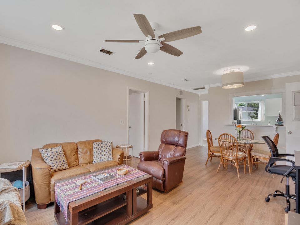 For Sale: $299,950 (2 beds, 1 baths, 1159 Square Feet)