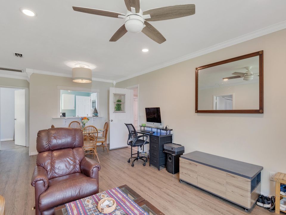 For Sale: $299,950 (2 beds, 1 baths, 1159 Square Feet)