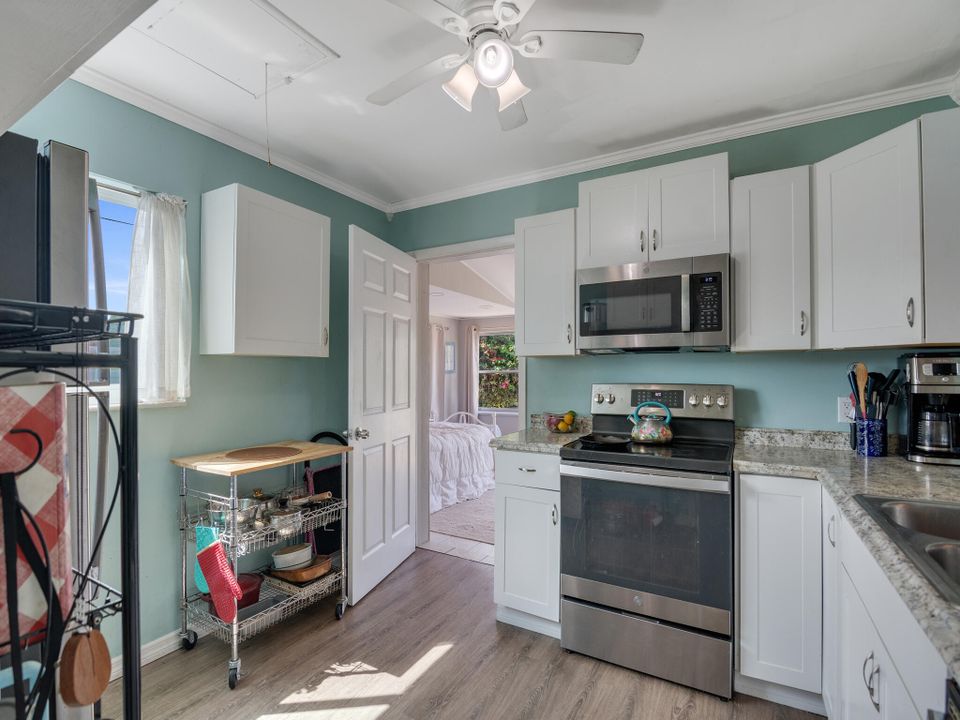 For Sale: $299,950 (2 beds, 1 baths, 1159 Square Feet)