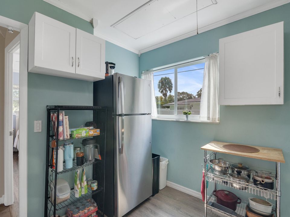 For Sale: $299,950 (2 beds, 1 baths, 1159 Square Feet)