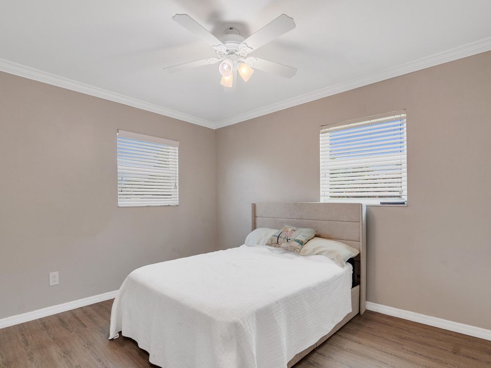 For Sale: $299,950 (2 beds, 1 baths, 1159 Square Feet)