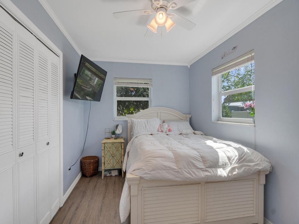 For Sale: $299,950 (2 beds, 1 baths, 1159 Square Feet)