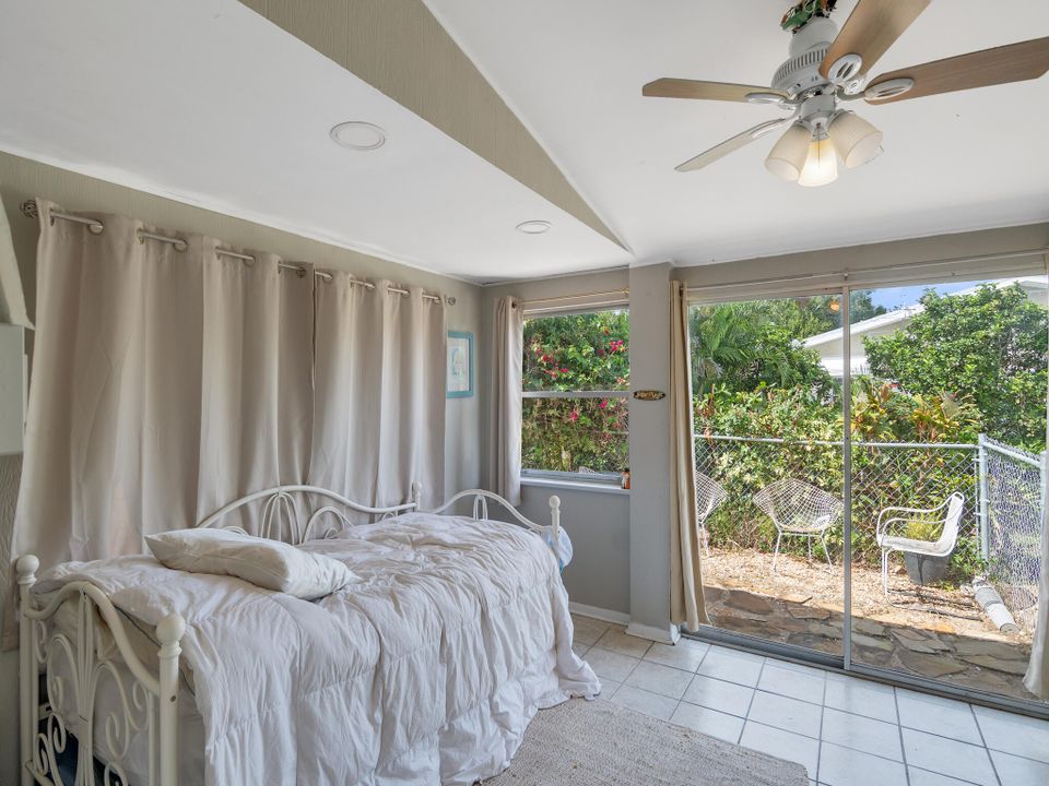 For Sale: $299,950 (2 beds, 1 baths, 1159 Square Feet)