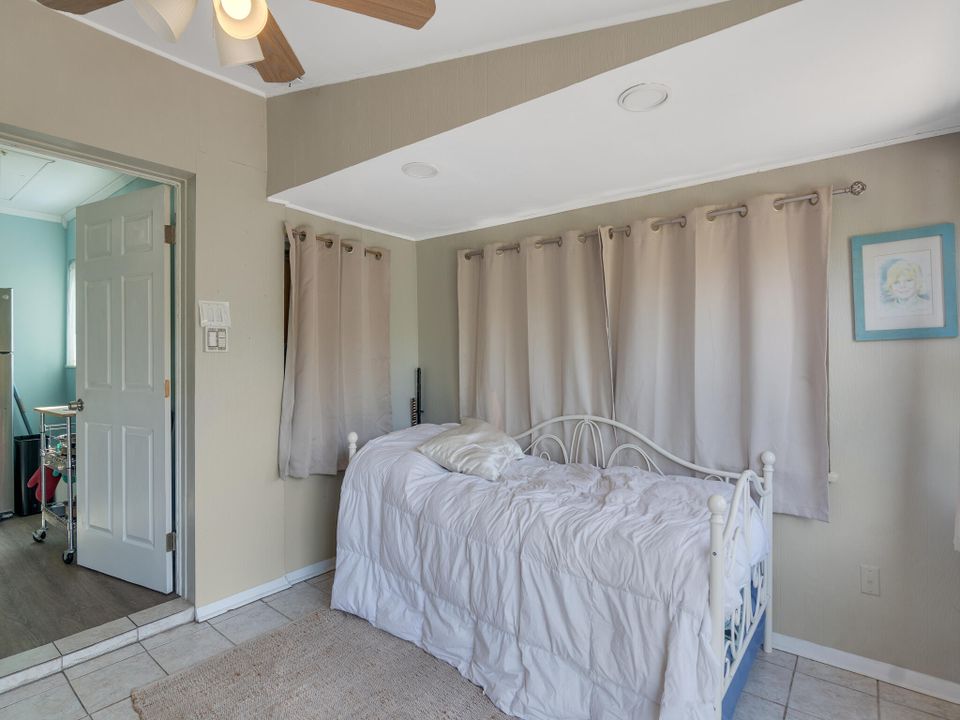 For Sale: $299,950 (2 beds, 1 baths, 1159 Square Feet)