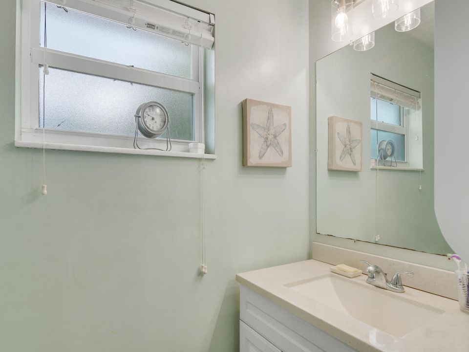 For Sale: $299,950 (2 beds, 1 baths, 1159 Square Feet)