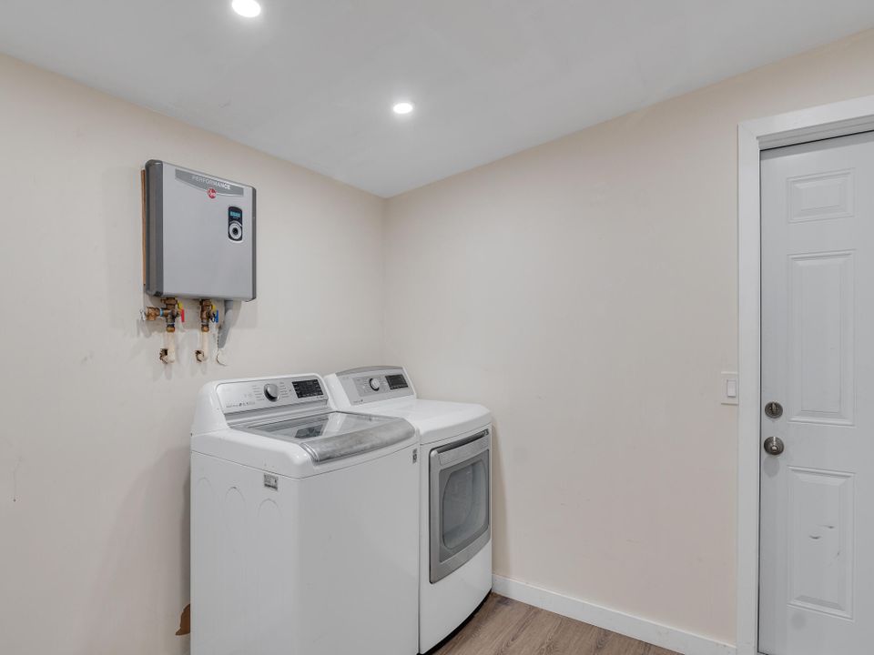 For Sale: $299,950 (2 beds, 1 baths, 1159 Square Feet)