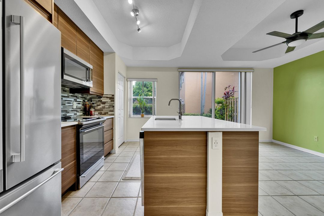 合同活跃: $319,000 (2 贝兹, 2 浴室, 1379 平方英尺)