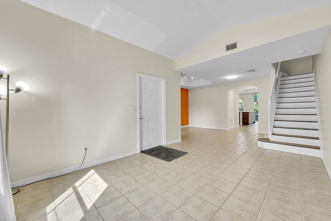 合同活跃: $319,000 (2 贝兹, 2 浴室, 1379 平方英尺)