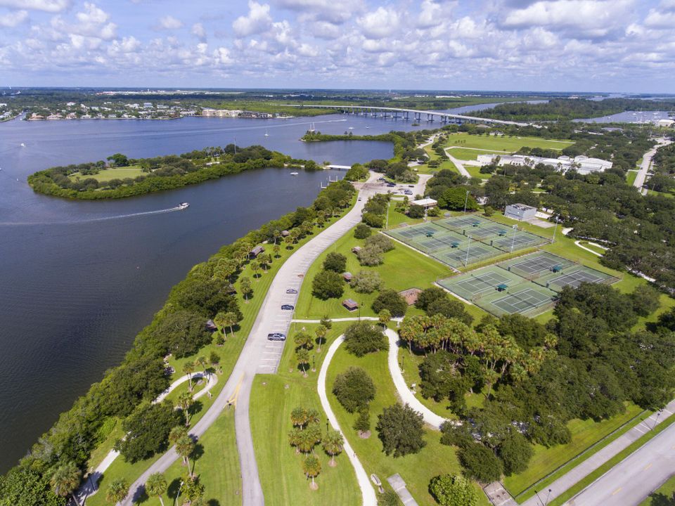 For Sale: $299,950 (2 beds, 1 baths, 1159 Square Feet)