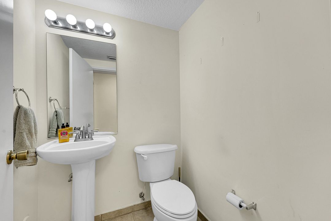 合同活跃: $319,000 (2 贝兹, 2 浴室, 1379 平方英尺)