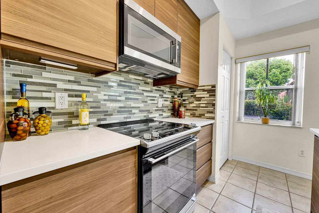 合同活跃: $319,000 (2 贝兹, 2 浴室, 1379 平方英尺)