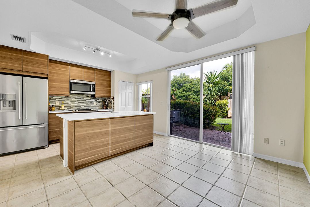 合同活跃: $319,000 (2 贝兹, 2 浴室, 1379 平方英尺)