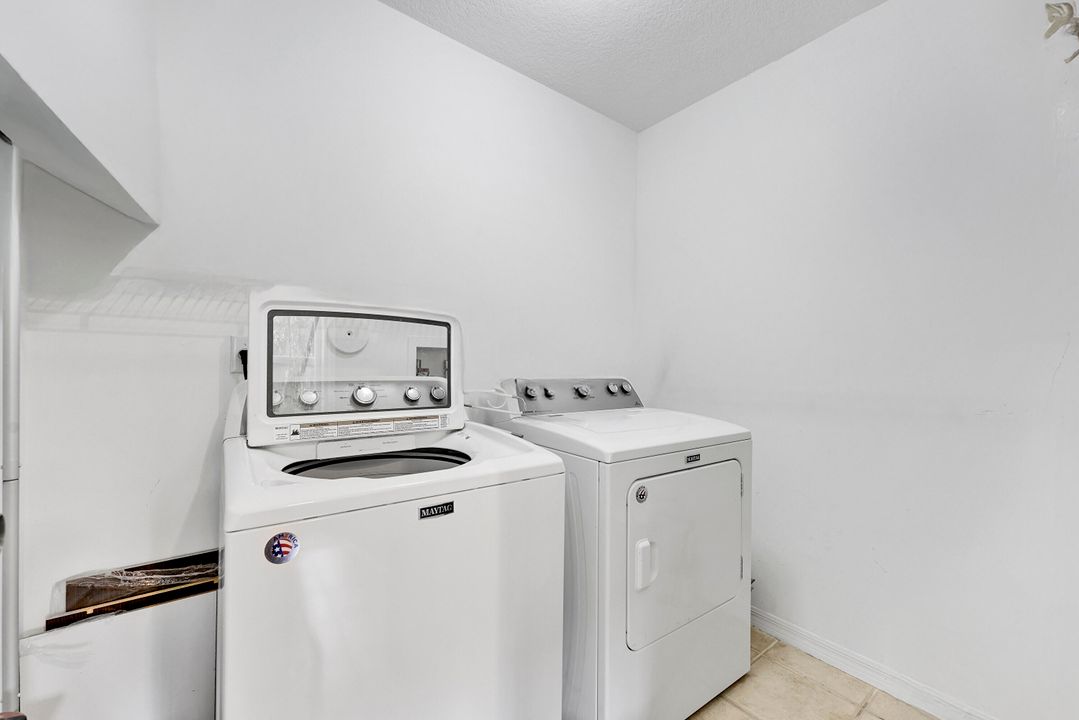 合同活跃: $319,000 (2 贝兹, 2 浴室, 1379 平方英尺)