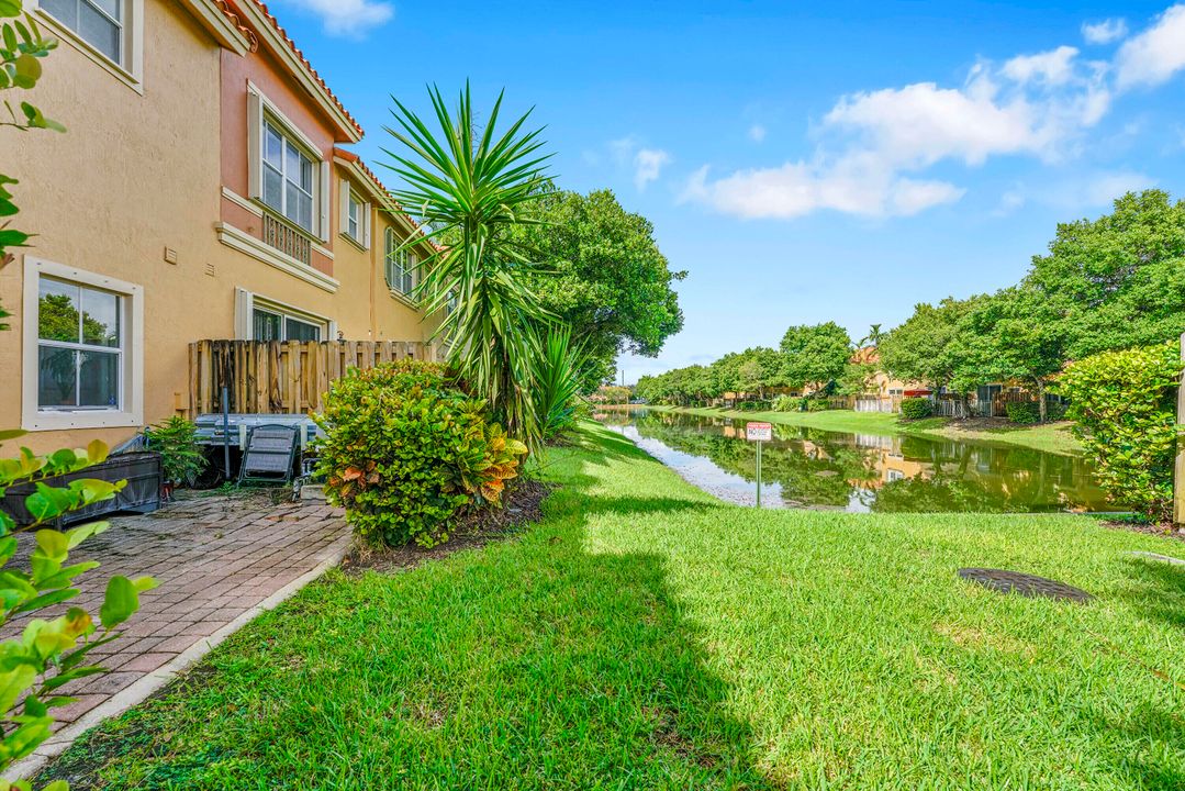 合同活跃: $319,000 (2 贝兹, 2 浴室, 1379 平方英尺)