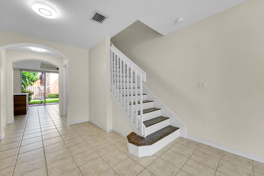 合同活跃: $319,000 (2 贝兹, 2 浴室, 1379 平方英尺)