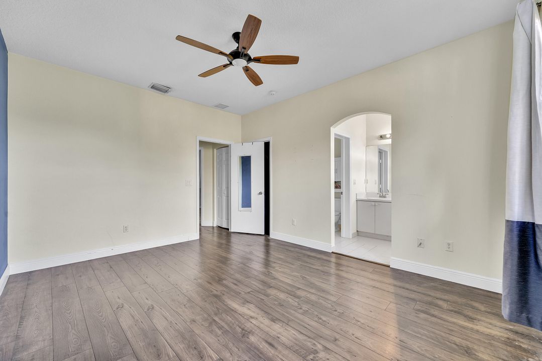 合同活跃: $319,000 (2 贝兹, 2 浴室, 1379 平方英尺)