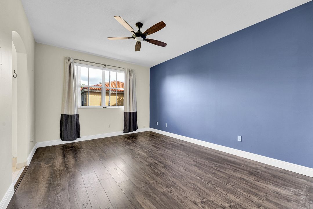 合同活跃: $319,000 (2 贝兹, 2 浴室, 1379 平方英尺)