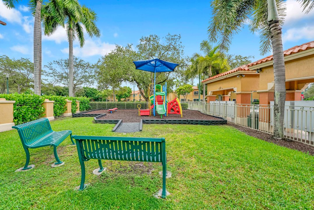 合同活跃: $319,000 (2 贝兹, 2 浴室, 1379 平方英尺)