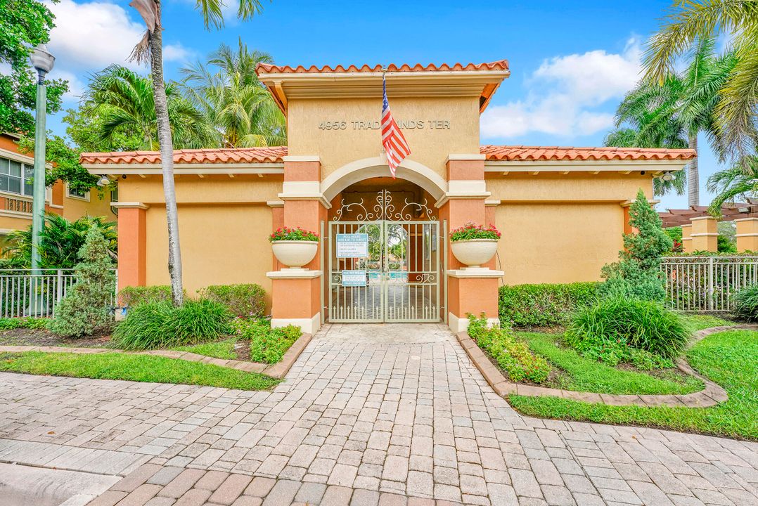 合同活跃: $319,000 (2 贝兹, 2 浴室, 1379 平方英尺)